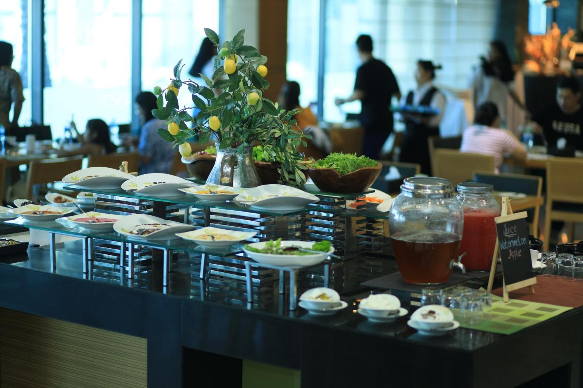 Ramee Grand Hotel And Spa Манама Экстерьер фото A buffet at a hotel